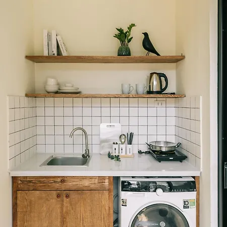 Amber Glow Apartments - Cozy Retreat Near Lake-Free Laundry